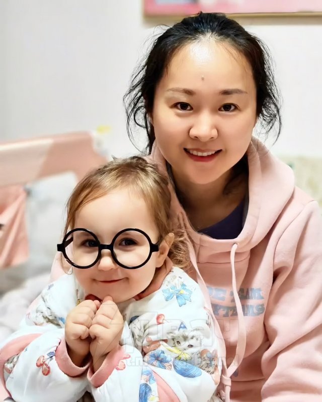 У китайской пары родилась светловолосая голубоглазая девочка