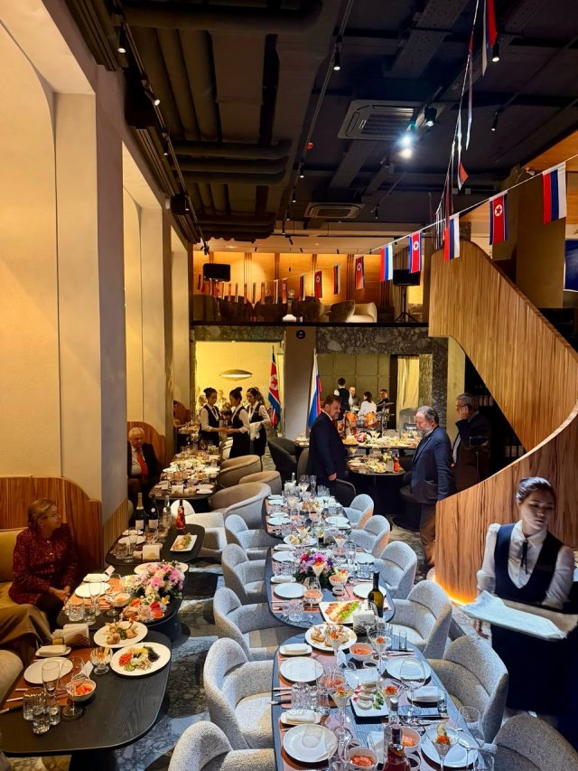 В Москве на месте магазина New Balance на Тверской открылся ресторан северокорейской кухни «Сынри»