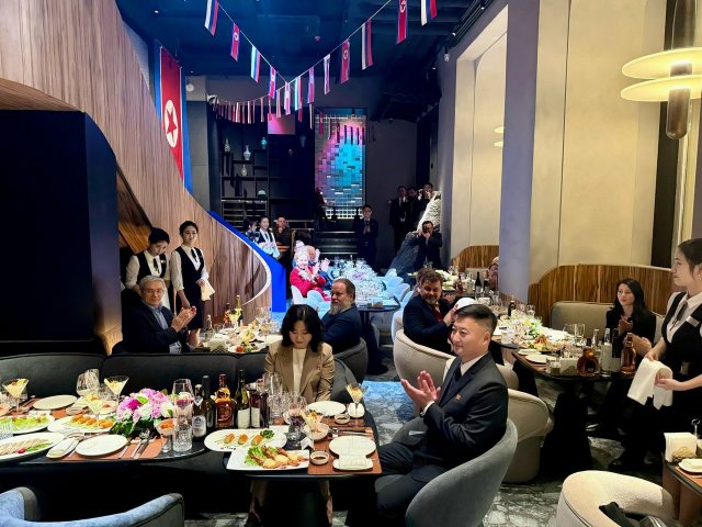 В Москве на месте магазина New Balance на Тверской открылся ресторан северокорейской кухни «Сынри»