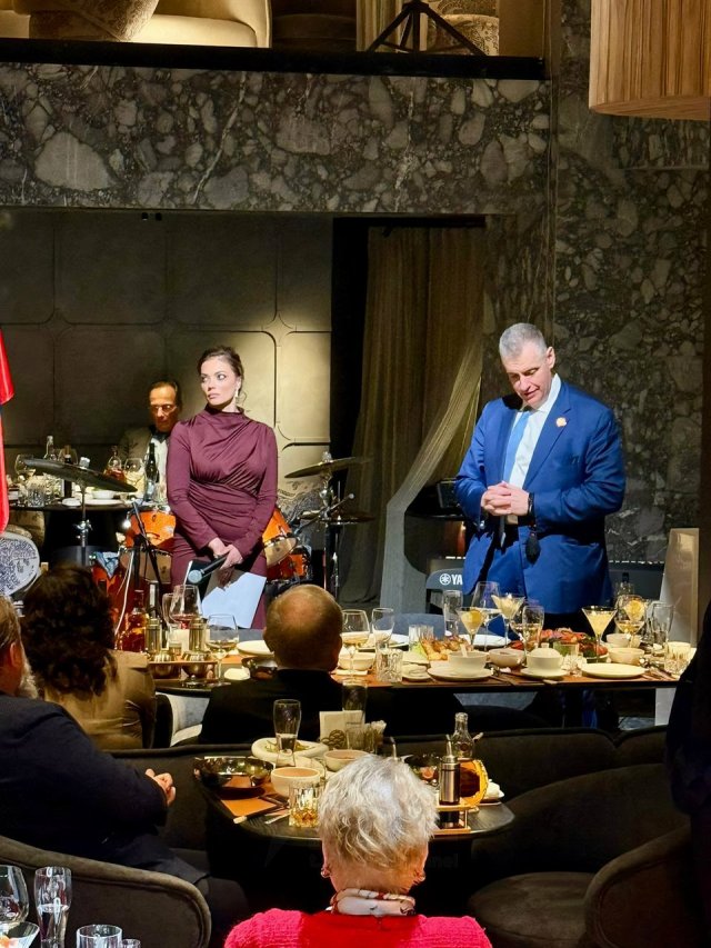 В Москве на месте магазина New Balance на Тверской открылся ресторан северокорейской кухни «Сынри»