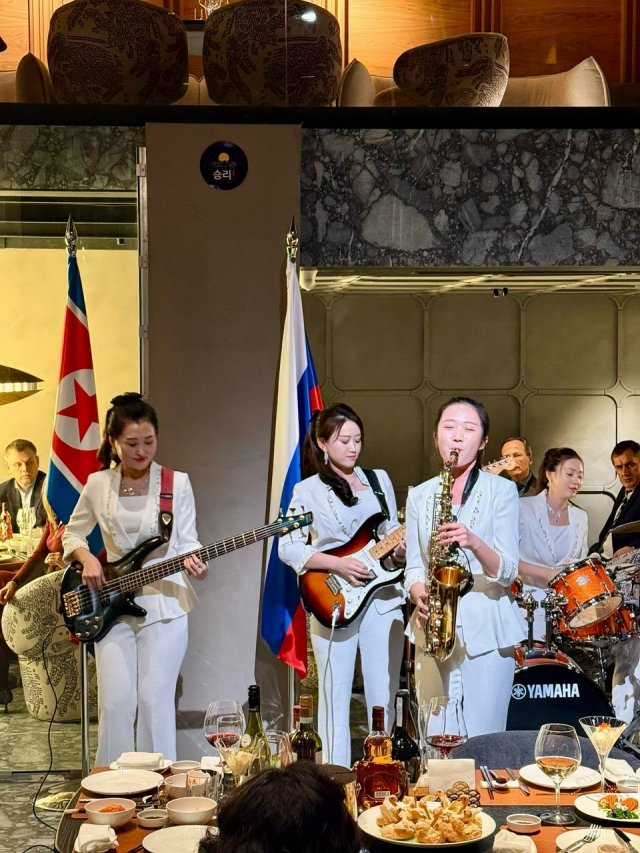 В Москве на месте магазина New Balance на Тверской открылся ресторан северокорейской кухни «Сынри»