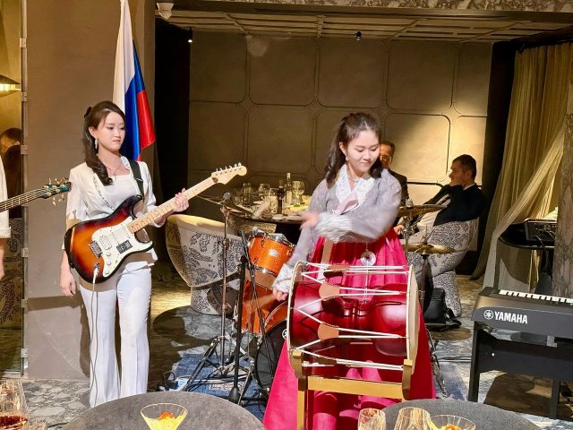 В Москве на месте магазина New Balance на Тверской открылся ресторан северокорейской кухни «Сынри»