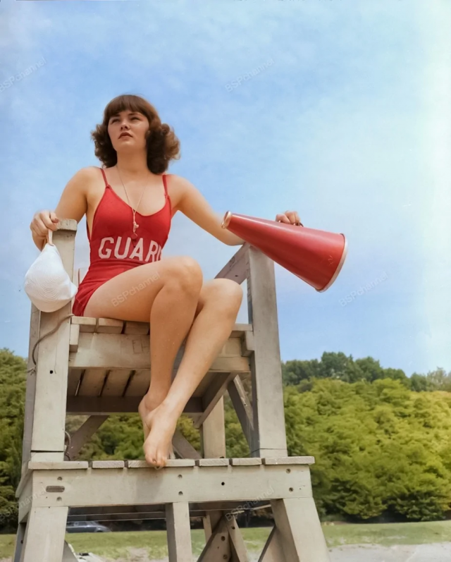 Модель Патрисия Шилд в роли спасателя, 1940 год.