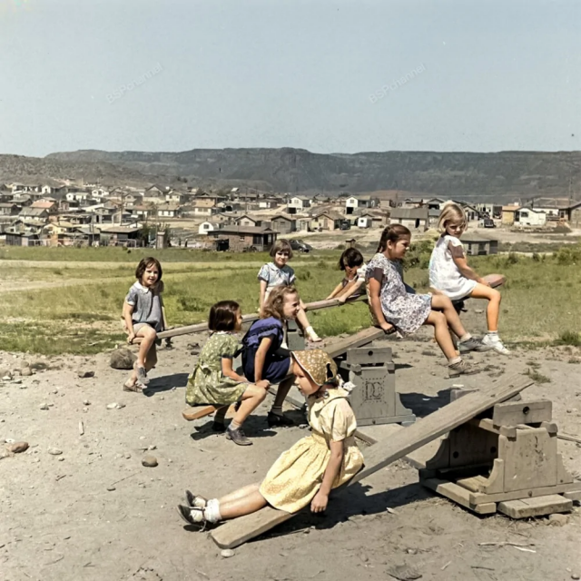 Дети играют на качелях на северо-западе Тихого океана. США, 1939 год.