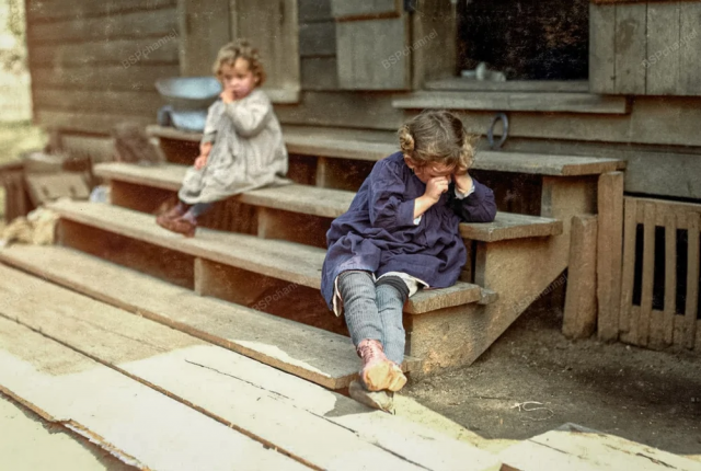 Девочка трёт глаза, сидя на ступеньках своего дома после долгого рабочего дня. Билокси, Миссисипи, 1911 год.