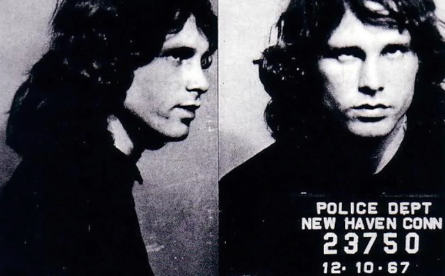 Джим Моррисон был обвинён в непристойном поведении и подстрекательстве к беспорядкам