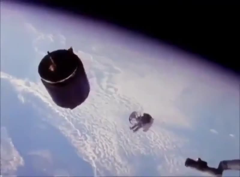 Астронавт поймал спутник голыми руками