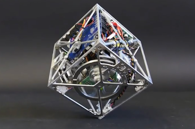 Куб, который может прыгать, ходить и стоять на углу