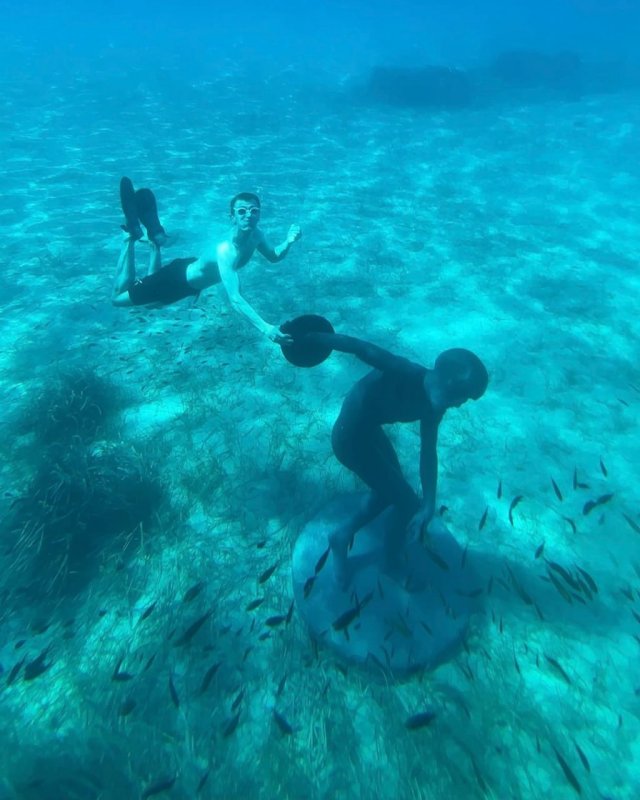 Парень утопил в Греции трёхметровую статую Сквидварда ради потомков