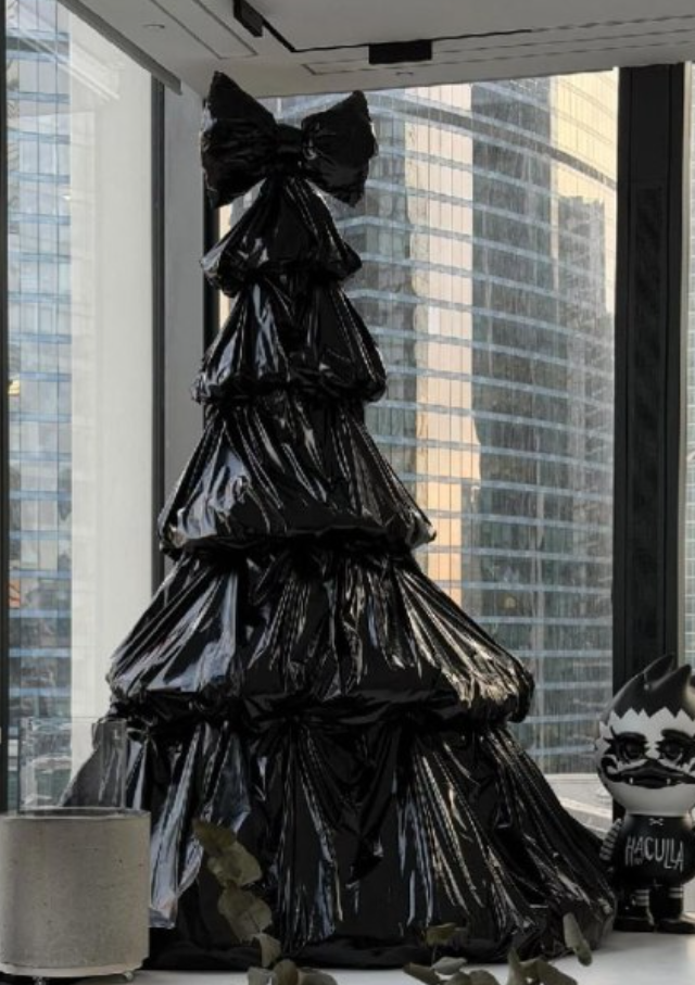 Новогодняя елка из мусора