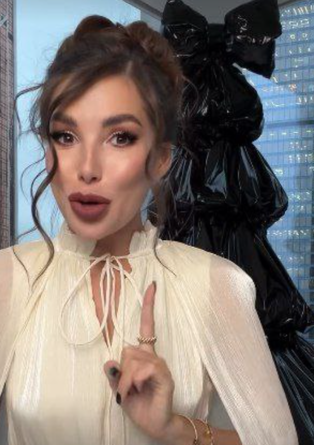 Новогодняя елка из мусора