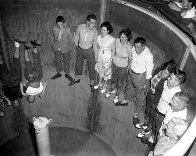 Карусель Ротера в 1950-х годах в США разгонялась до 33 оборотов в минуту, создавая центробежную силу почти в 3G.