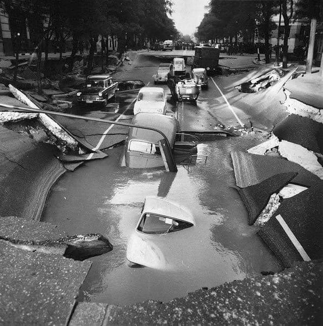 Последствия обрушения грунта на одной из улиц Мадрида. Испания, 1957 год.