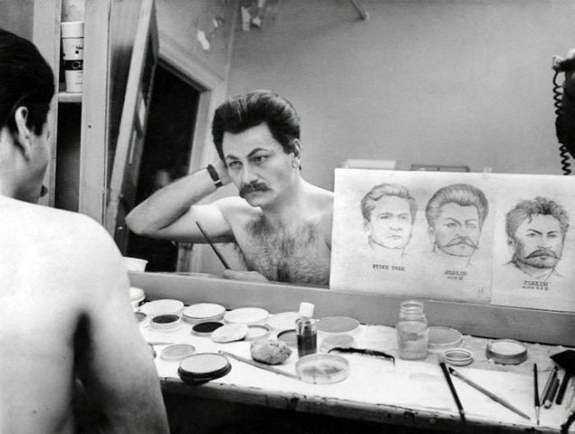 Американский актёр Питер Фальк наносит грим, готовясь к роли Иосифа Сталина в бродвейской постановке «The Passion of Josef D.», Нью-Йорк, 1963 год.