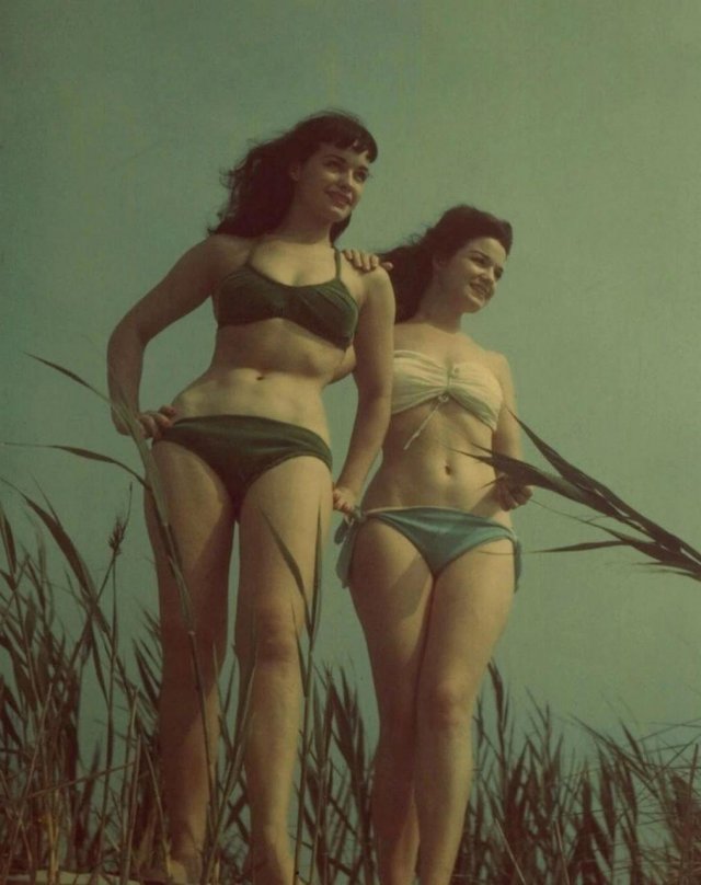 Американская фотомодель Бетти Пейдж с сестрой Голди, 1950-е годы