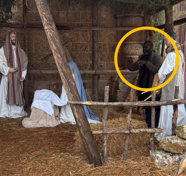 Преступник притворился статуей, чтобы сбежать.