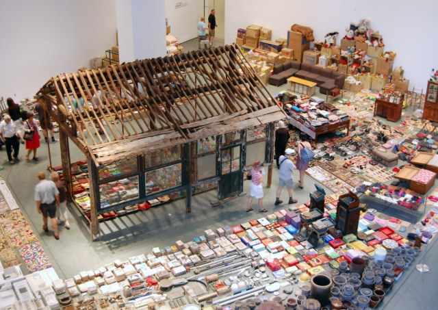 Иллюстрация из 10 000 вещей, найденных матерью. Иллюстрация из 10 000 вещей, найденных матерью.