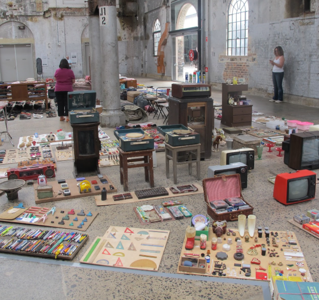 Иллюстрация из 10 000 вещей, найденных матерью. Иллюстрация из 10 000 вещей, найденных матерью.