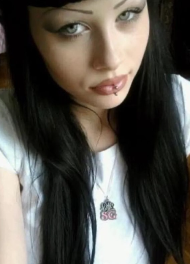 Из симпатичной девочки в динозавра