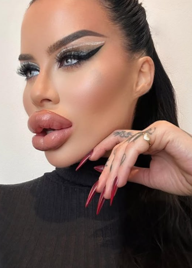 Из симпатичной девочки в динозавра