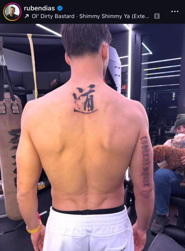 Португалец Рубен Диас, играющий за Манчестер Сити, набил на руке татуировку на русском языке Португалец Рубен Диас, играющий за Манчестер Сити, набил на руке татуировку на русском языке