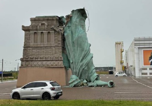 Статуя Свободы упала