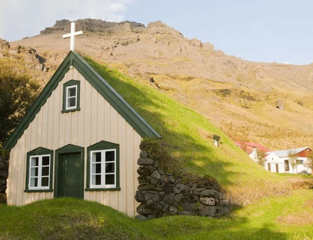 Дома, как в "Хоббите", в реальной жизни.