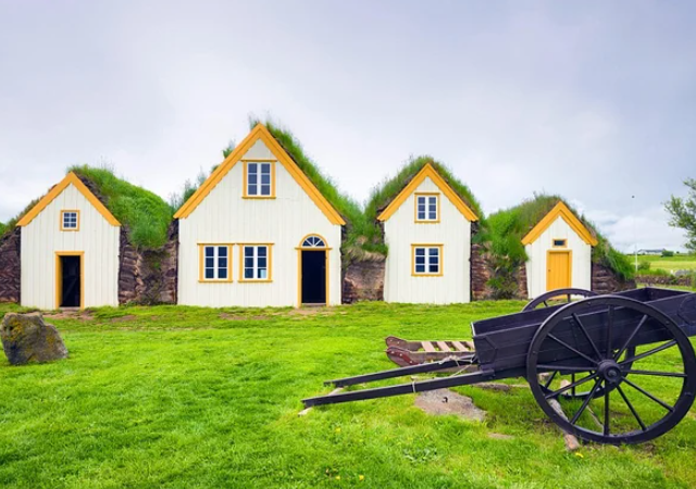 Дома, как в "Хоббите", в реальной жизни.