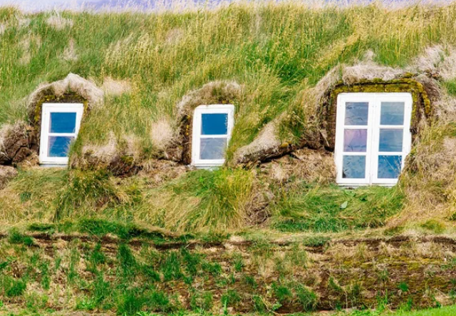 Дома, как в "Хоббите", в реальной жизни.