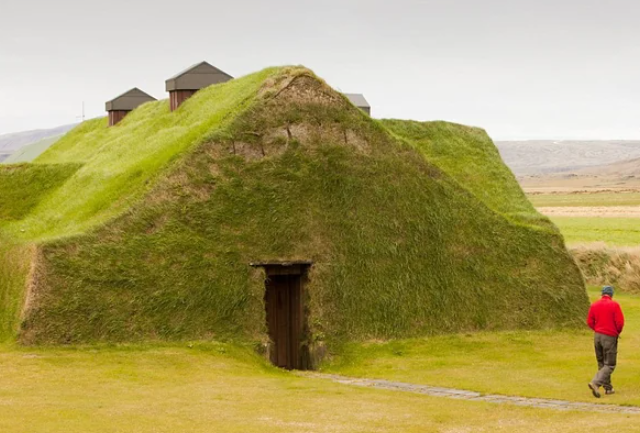 Дома, как в "Хоббите", в реальной жизни.