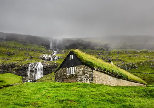 Дома, как в "Хоббите", в реальной жизни.