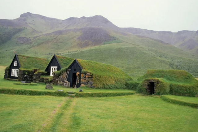 Дома, как в "Хоббите", в реальной жизни.
