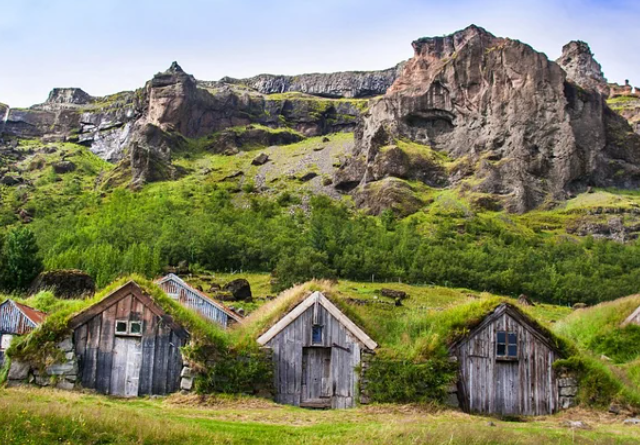 Дома, как в "Хоббите", в реальной жизни.