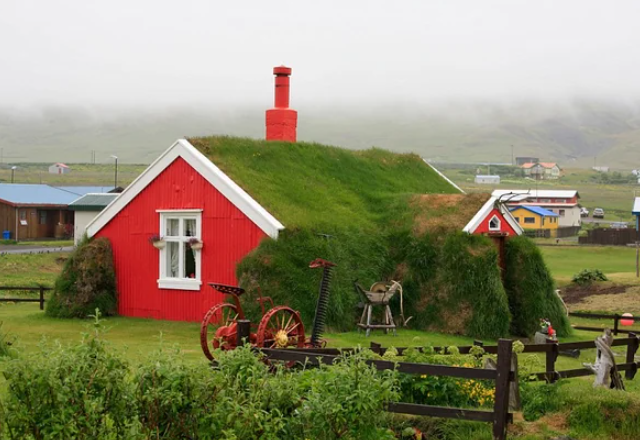 Дома, как в "Хоббите", в реальной жизни.