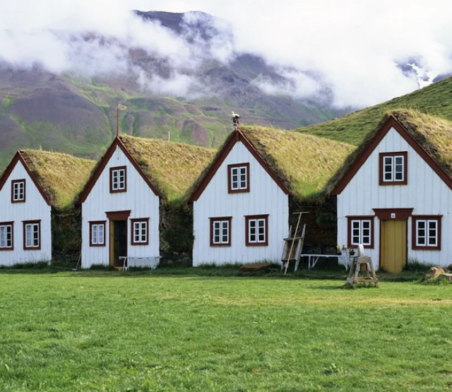 Дома, как в "Хоббите", в реальной жизни.