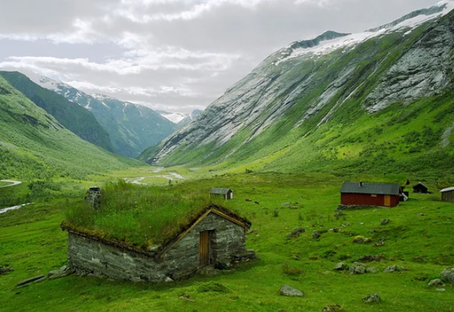 Дома, как в "Хоббите", в реальной жизни.