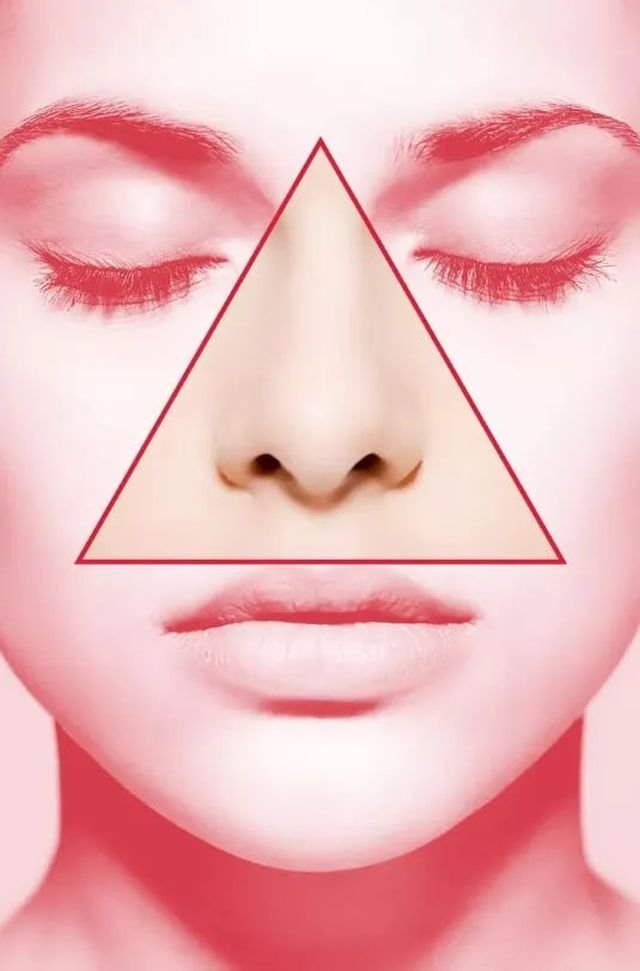 У девушки перекосило лицо от выдавленного прыща