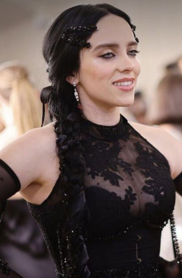 Билли Айлиш отмечает 24-летие