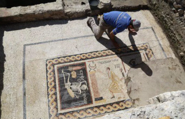 Смешная мозаика возрастом 2400 лет