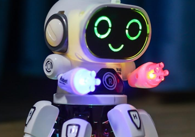 Китайский певец Ван Лихун впервые вышел на сцену вместе с танцующими роботами. (фото + видео)