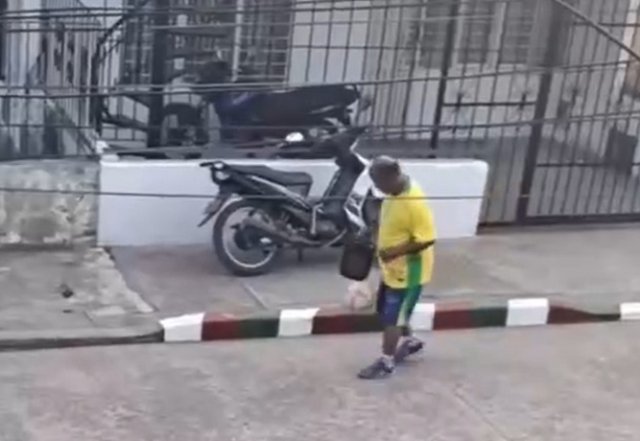 Просто фанат сборной Бразилии идет по улице