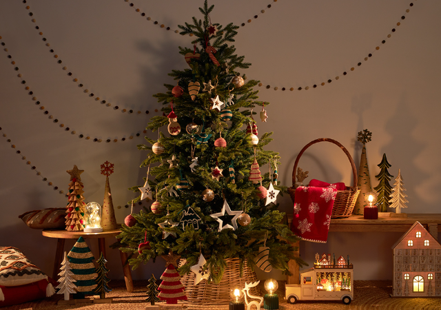 Праздничное украшения в разных городах России