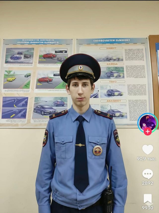 "Товарищ младшина": парень опубликовал свою фотографию с работы и открыл портал в Ад