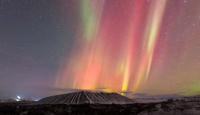 Северное сияние над вулканом Хверфьалл, Исландия