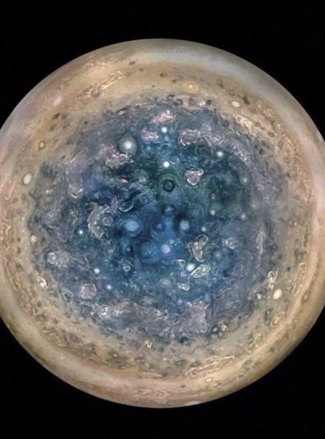 Самые красивые снимки космоса за 2025 год