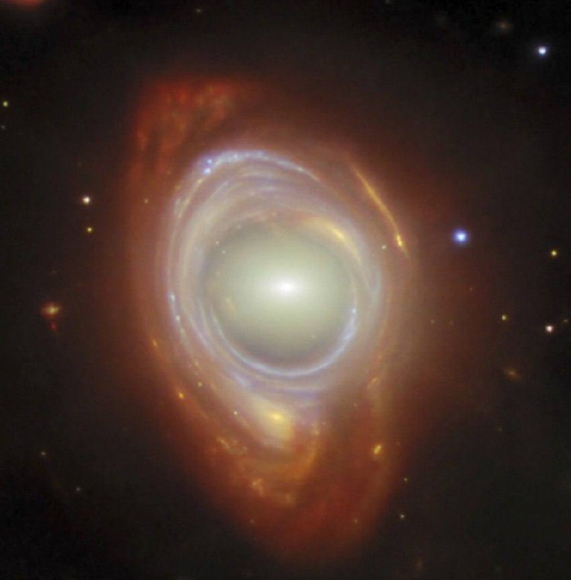 Самые красивые снимки космоса за 2025 год