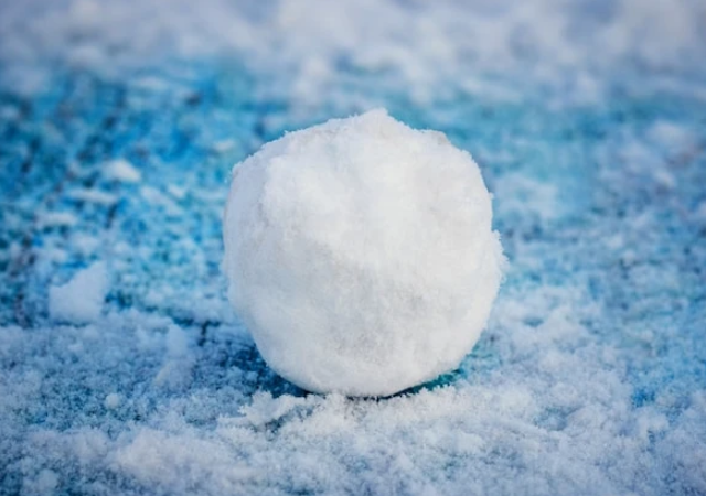 Снежки лепятся сами по себе