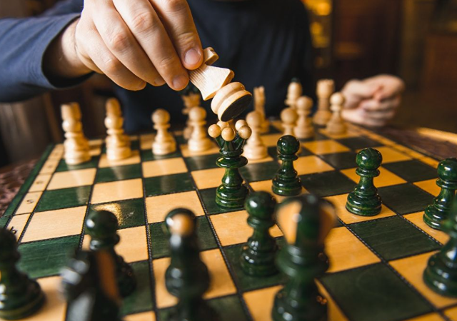 Магнус Карлсен ударил камеру оператора