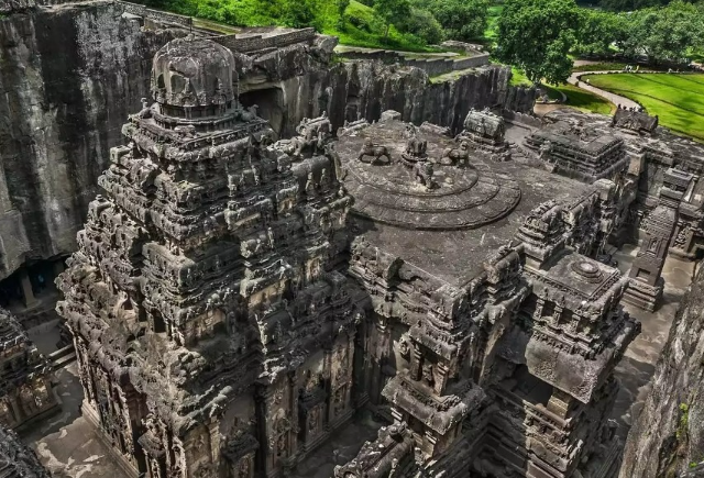 Скальный индуистский храм Кайласанатха.