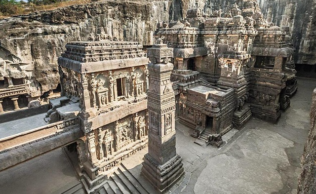 Скальный индуистский храм Кайласанатха.